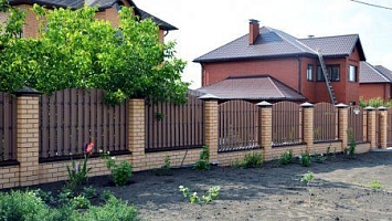 Забор и распашные ворота из штакетной доски ДПК